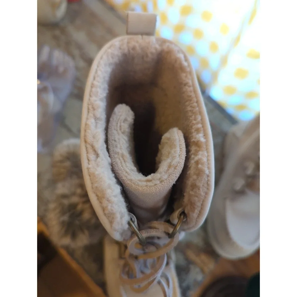 Manitobah Mukluks Waterproof Pacific Winter Boots V2 Womens Size 6 Oat Shearling
